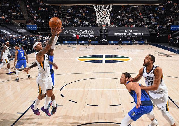 NBA湖人补时争议三分绝杀勇士终结五连胜登顶西部引热议